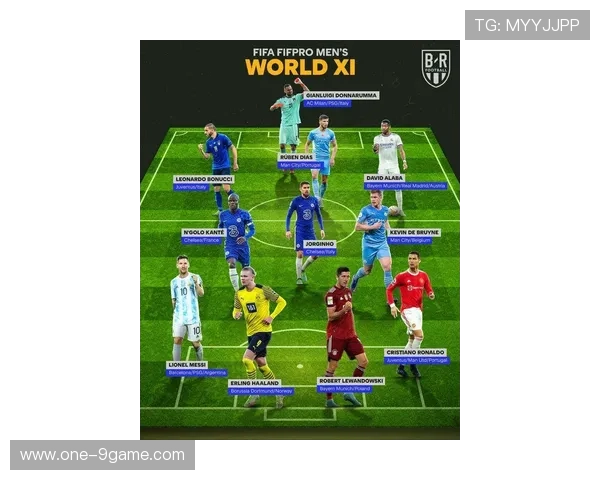 足球球星意外摔跤现场瞬间引发热议，球迷纷纷讨论其尴尬表现